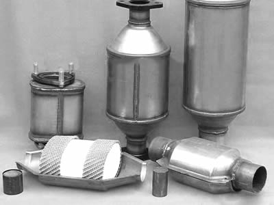 Cinq enveloppements de maille de convertisseur catalytique et deux mailles tricotées d'égrenage recouvrent la brique de céramique.