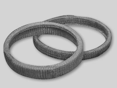 Deux bagues en maille tricotée compressées sur fond gris.