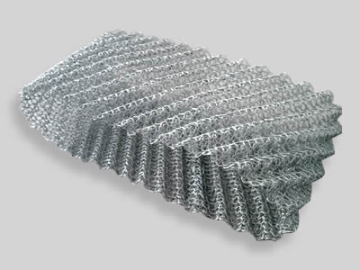 Un égrenage tricoté anneaux de maille sur le fond gris.
