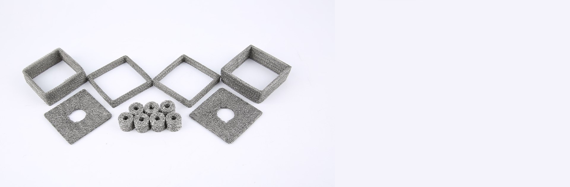 Quatre cylindres creux rectangulaires et sept et deux joints en maille tricotée spéciale sur fond blanc.
