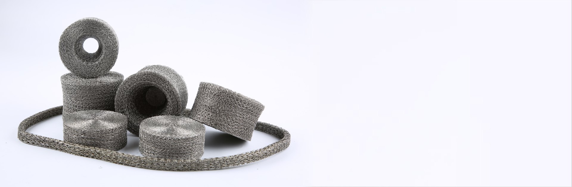 Plusieurs formes et spécifications différentes de maille tricotée compressée sur fond gris.