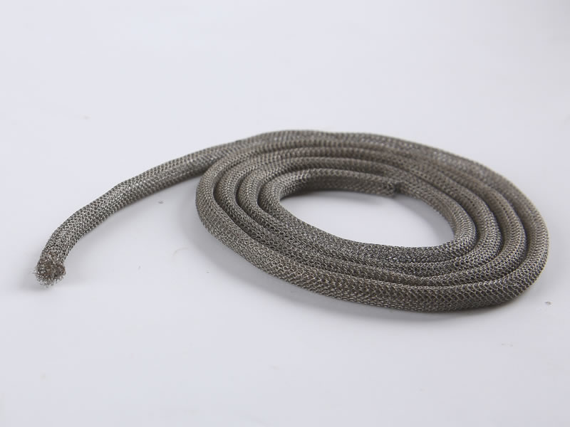 A roll of knitted mesh gasket in all round structure.