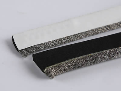 Два куска сжатой вязаной сетчатой прокладки с пеной в центре и прокладкой с одной стороны.