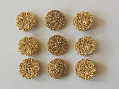 白色背景上的九個黃銅壓縮針織網眼。