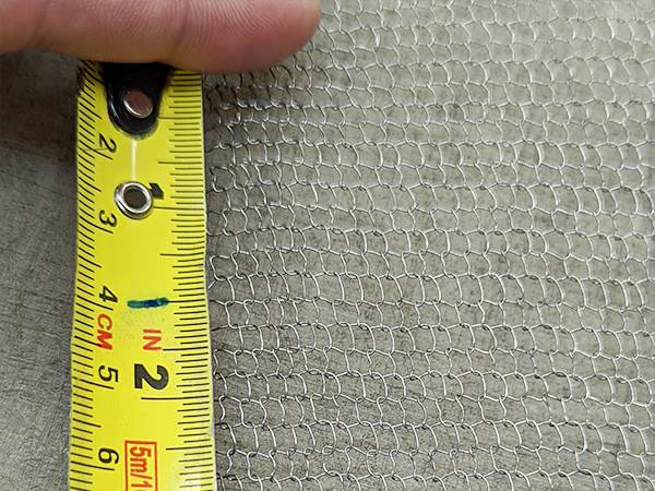 Для проверки апертуры плоской вязаной сетки используется лента.