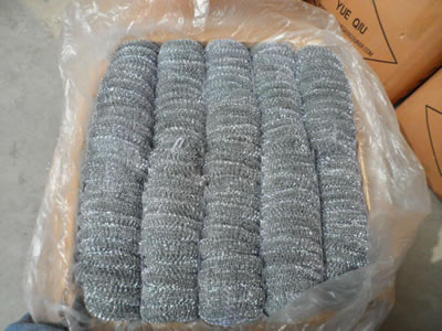 Several knitted cleaning balls in a plastic bag and placed in a carton.