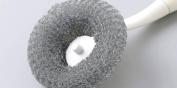 A round knitted mesh with a handle