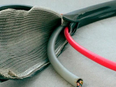 Se inserta una cinta de malla de alambre tejida en los cables.