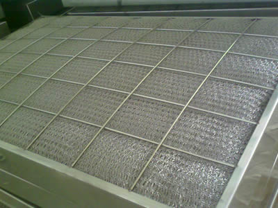 Un panneau de treillis métallique tricoté en PP sur le sol.