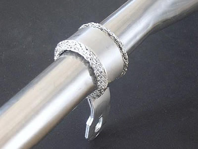 A knitted wire mesh muffler is installed on the fastener of the exhaust pipe.