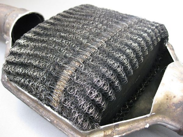 The edge protection ring for multi-strand knitted mesh catalytic converter component.