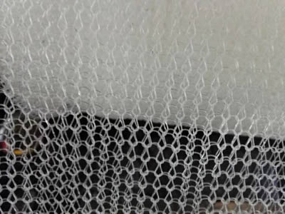Un rouleau de treillis métallique tricoté en PP mono-filament.