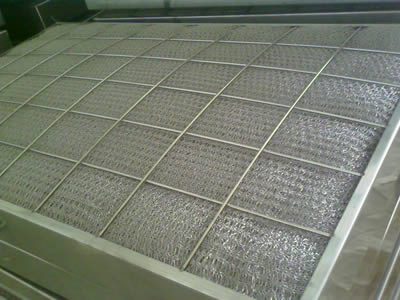 Plusieurs panneaux de treillis métallique tricoté PP sur le sol.